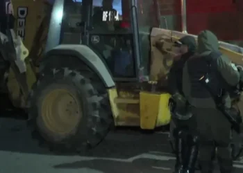 Policía prepara maquinaria para iniciar el desbloqueo de carreteras en El Alto.