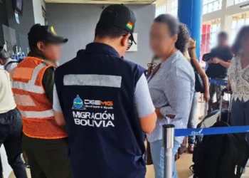Un funcionario de Migración en un contrl rutinario en un aeropuerto del país.