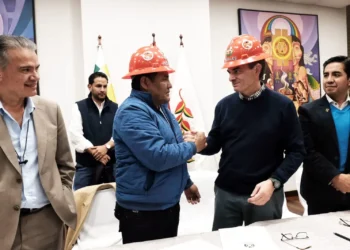 Representante del sector y el presidente Rodrigo Paz. (Foto: Dircom Bolivia)