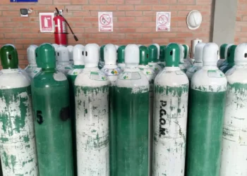 Botellones en la planta de oxígeno de El Alto. FOTO GAMEA
