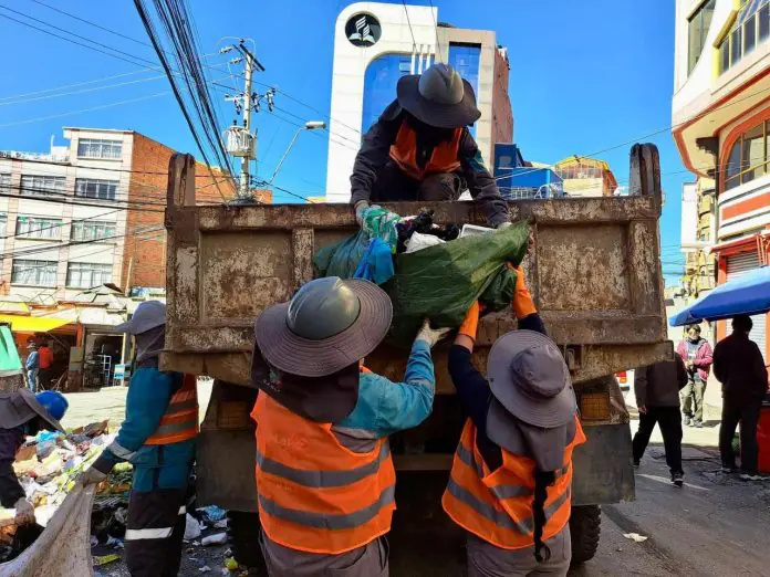 Obreros municipales realizaron el recojo de basura. FOTO: GAMLP