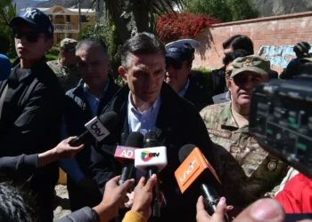 El presidente Rodrigo Paz en contacto con los periodistas este viernes.
Foto APG
