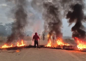 Hay tensión en el desbloqueo de la carretera de San Julián.
Foto: Unitel.