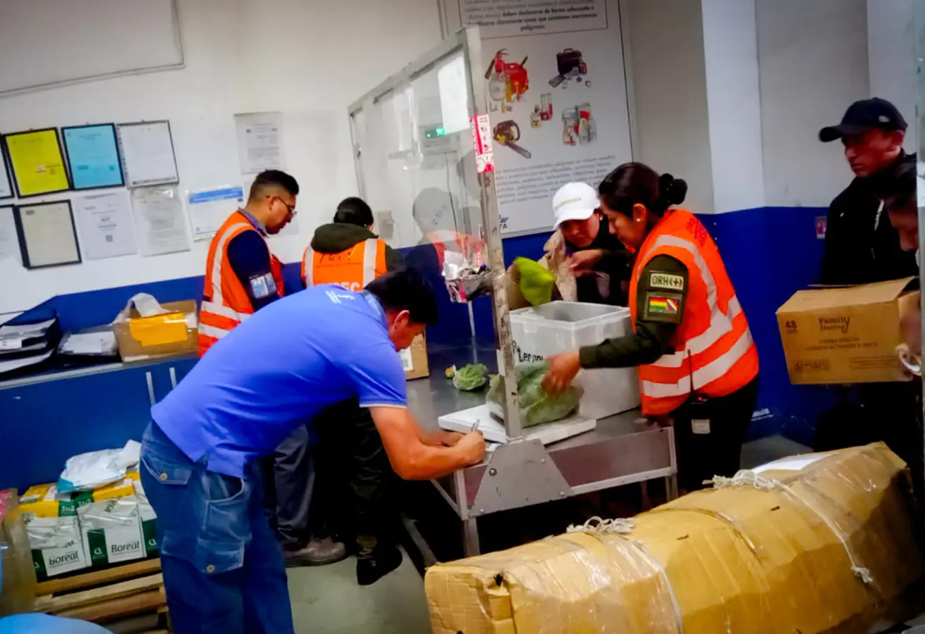 Varias personas envían alimentos vía aérea. FOTO: Obras Públicas