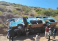 Bus vuelca al transitar una ruta alterna entre Oruro y Cochabamba por los bloqueos. Foto: APG