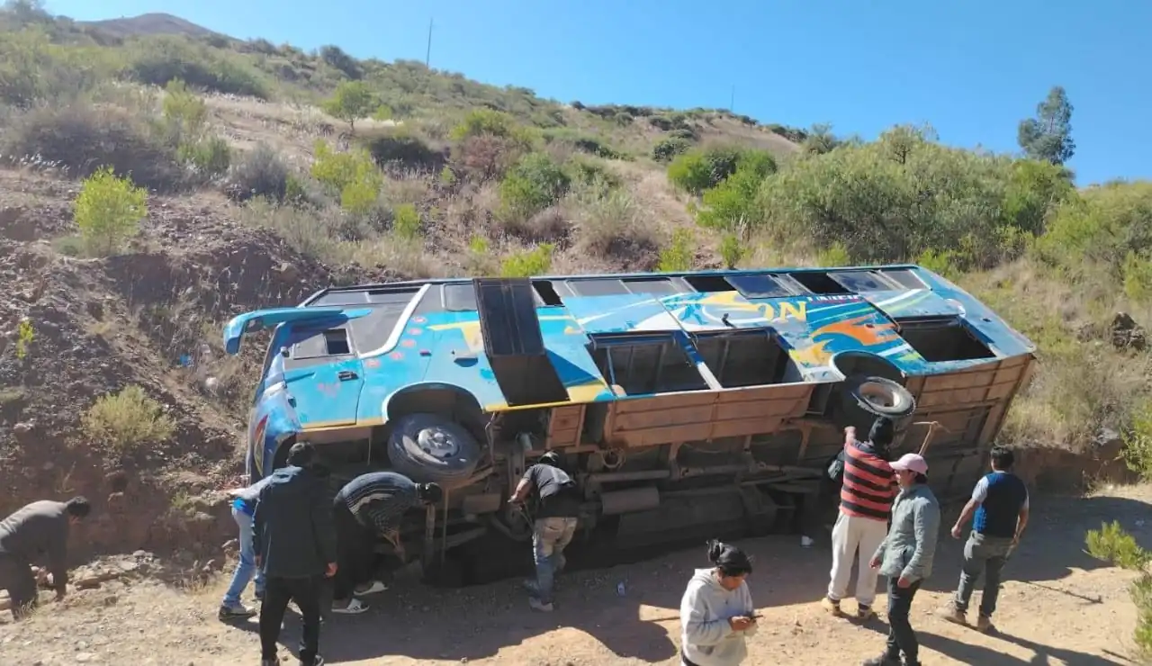 Bus vuelca al transitar una ruta alterna entre Oruro y Cochabamba por los bloqueos. Foto: APG