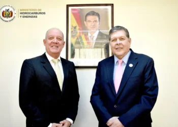 El ministro de Hidrocarburos, Marcelo Blanco (der.) y el mbajador de Perú, Carlos Daniel Chávez-Taffur Schmidt. Ministerio de Hidrocarburos