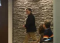 El presidente Rodrigo Paz ingresa a la reunión convocada por el vicepresidente Edmand Lara.
Foto: APG