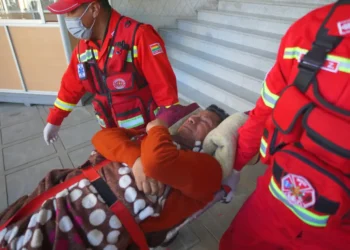 El diputado Rodolfo García es evacuado. Foto: APG