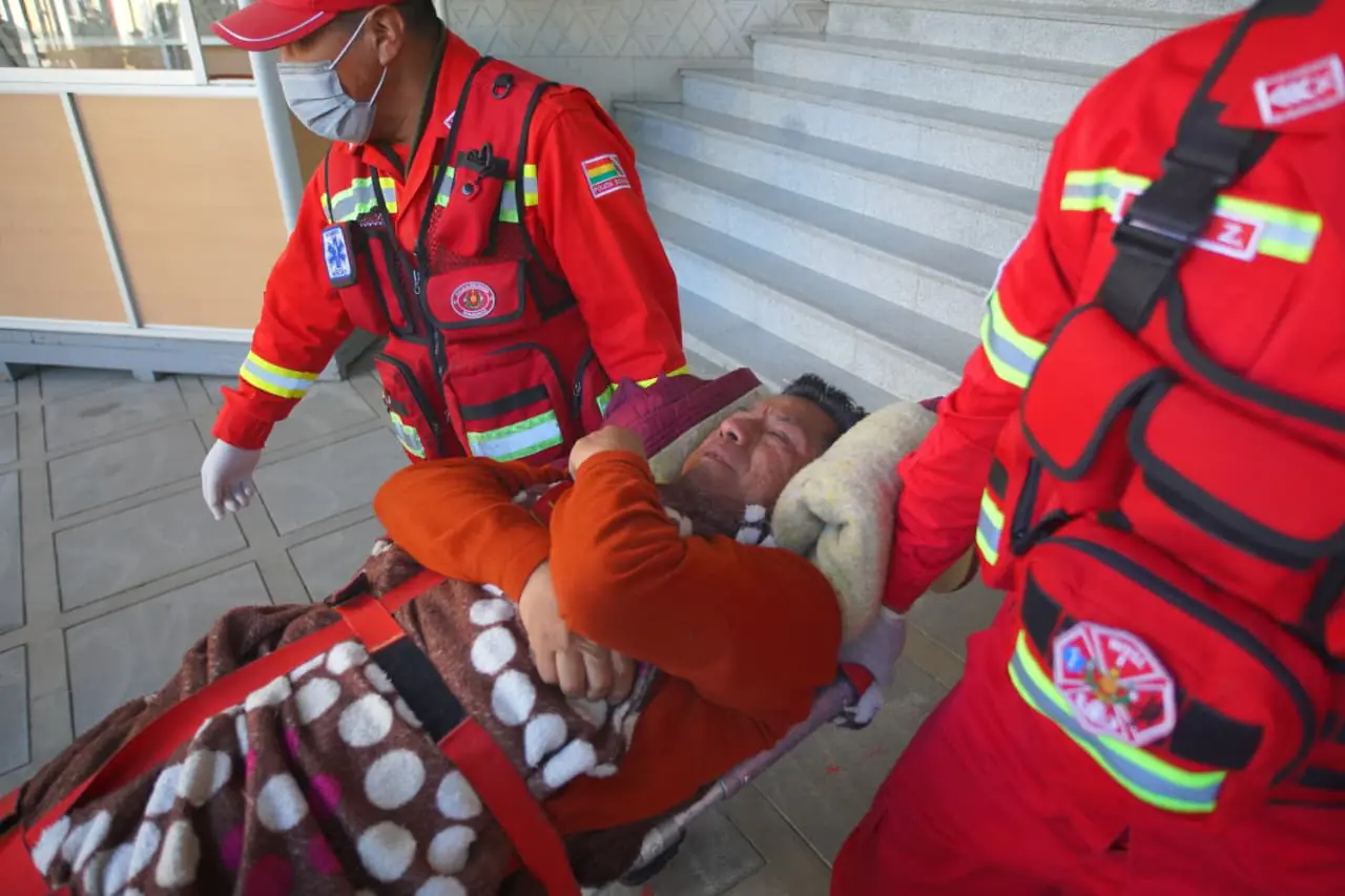 El diputado Rodolfo García es evacuado. Foto: APG
