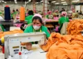 En una fábrica de confección, decenas de trabajadores participan en la fabricación de prendas de vestir. (Foto: Economy)