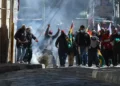 Movilizados intentan entrar a la plaza Murillo de La Paz.
Foto: APG