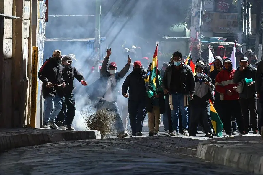 Movilizados intentan entrar a la plaza Murillo de La Paz.
Foto: APG