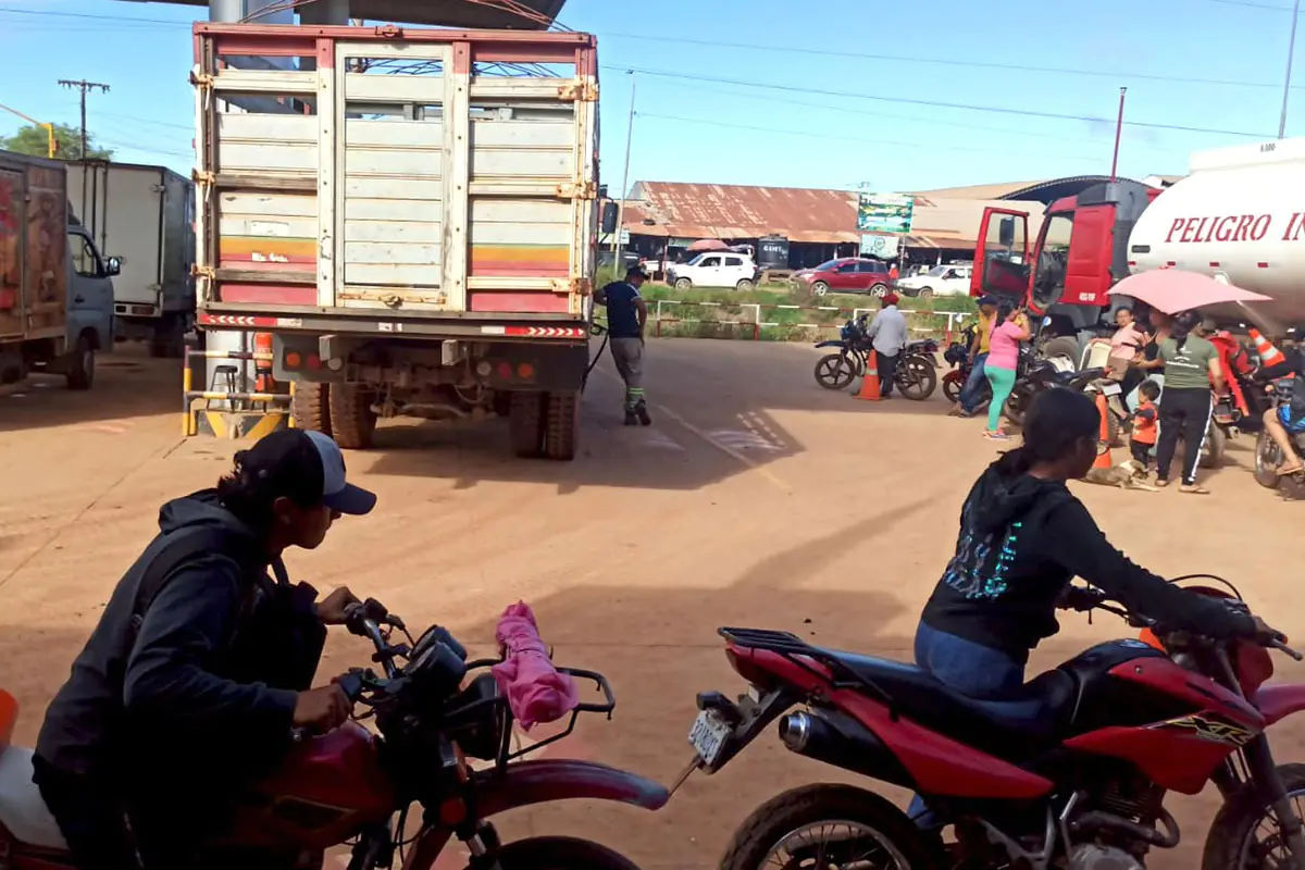 Una estación de servicio de Trinidad a la espera de combustible. Foto: YPFB