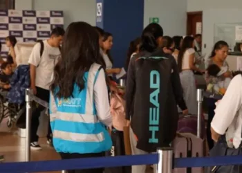 Personal de la ATT realiza controles en las terminales aeroportuarias. FOTO: ATT
