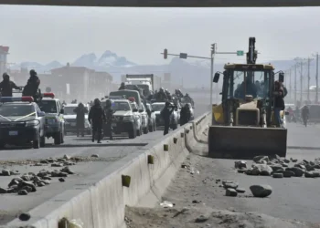 La Policía despeja la ruta La Paz - Oruro. (Foto: APG)