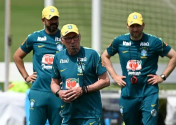 Ancelotti dirige la práctica de Brasil/AFP