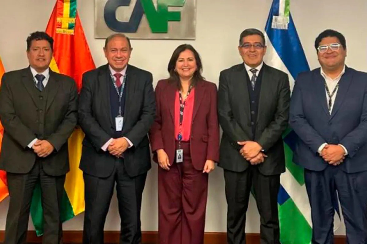 Representantes de la ATT y CAF después de la junta. Foto: ATT