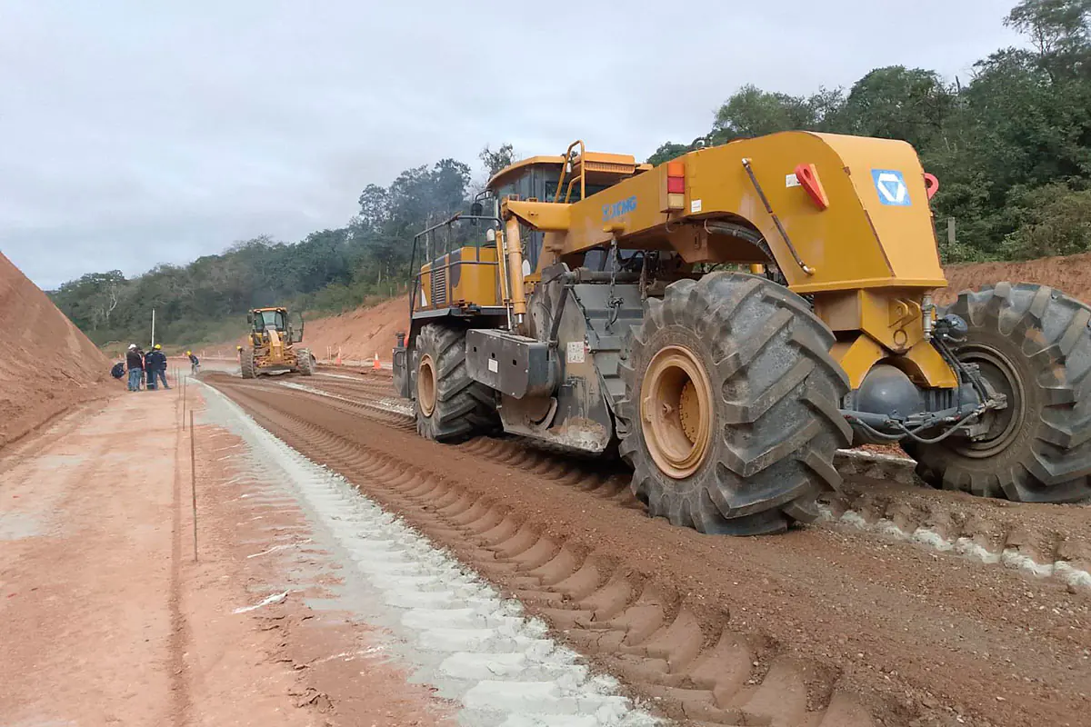 Trabajos de readecuación en el tramo El Espino - Charagua - Boyuibe en Santa Cruz. Foto: ABC