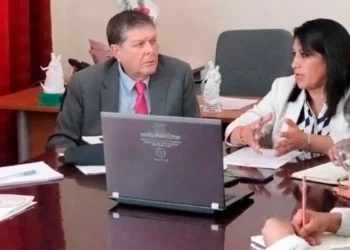 El ministro Blanco junto a la diputada Ximena Arispe. Foto: Ministerio de Hidrocarburos