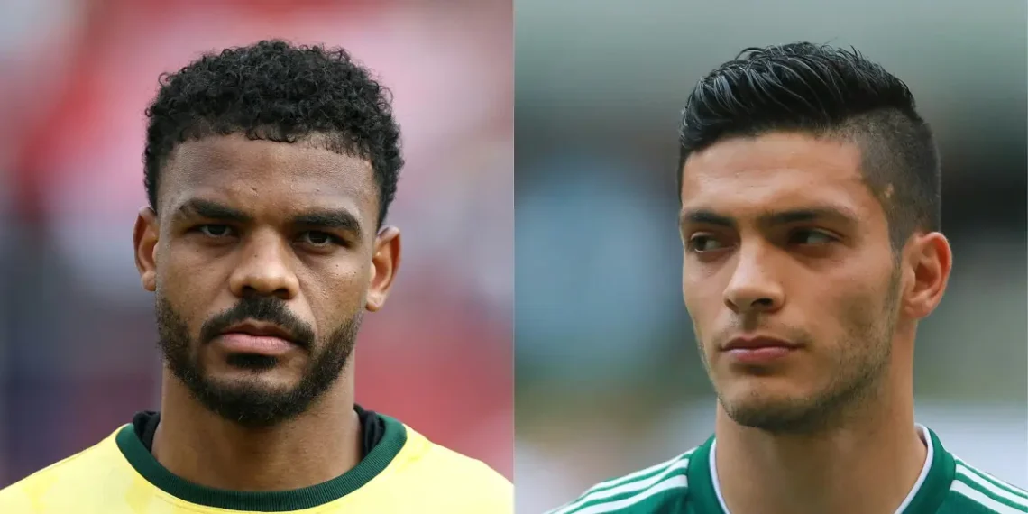 El delantero sudafricano Lyle Foster (izq.) y el ariete mexicano Raúl Jiménez. (AFP)