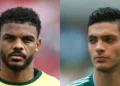 El delantero sudafricano Lyle Foster (izq.) y el ariete mexicano Raúl Jiménez. (AFP)