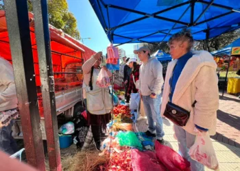 Comerciantes y compradores en la feria que instaló en Calacoto. Foto: Ministerio de Desarrollo Productivo
