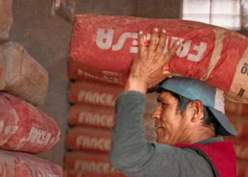 Un operario de la empresa Fancesa