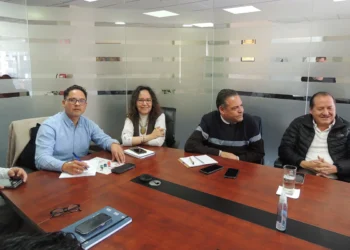 Reunión entre los industriales y el gobernador Luis Revilla. Foto: Cadinpaz