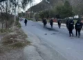 Efectivos despejan la ruta entre Lipari y La Paz.
Foto: Radio Pasankalla