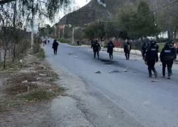 Efectivos despejan la ruta entre Lipari y La Paz.
Foto: Radio Pasankalla