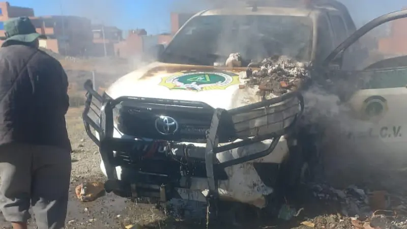 Bloqueadores incendian una patrulla, Foto: Unitel