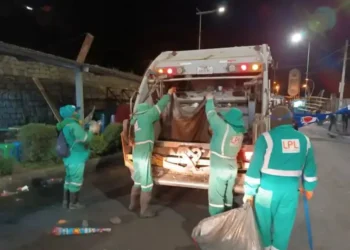 Trabajadores de La Paz Limpia realizan la limpieza de la ciudad. FOTO: AMUN