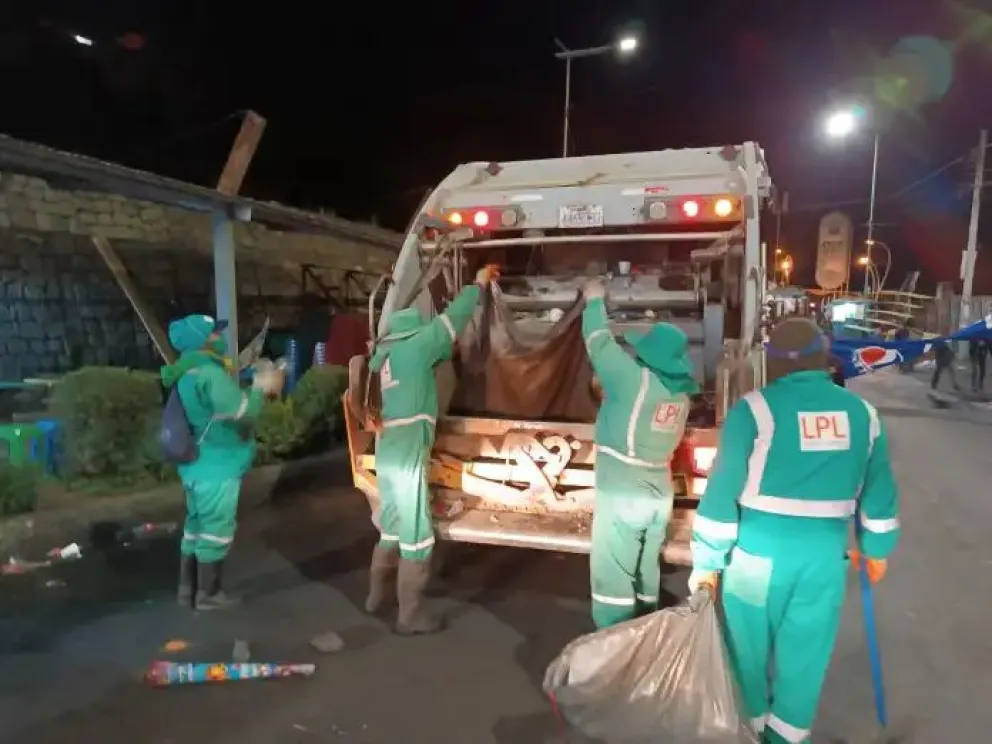 Trabajadores de La Paz Limpia realizan la limpieza de la ciudad. FOTO: AMUN