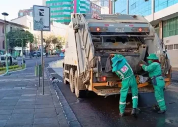 Obreros recogen los residuos en el municipio paceño. FOTO: AMUN