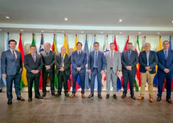 Responsables de OACI, Naabol y del Gobierno durante una reunión. Foto: Ministerio de Obras Públicas