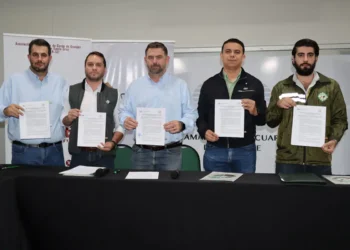 Autoridades de la CAO y Senasag en el acto de presentación. Foto: CAO