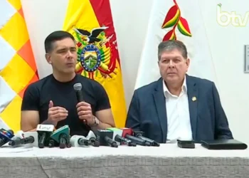 El ministro Oscar Justiniano junto a su par de Hidrocarburos, Marcelo Blanco, en la rueda de prensa de este lunes. Foto: Captura BTV