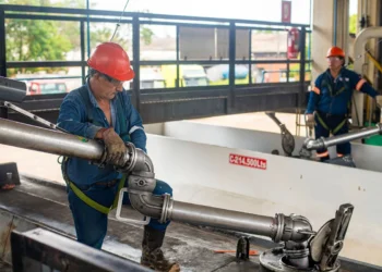 Operarios de Yacimientos alistan la distribución de combustibles. Foto: YPFB