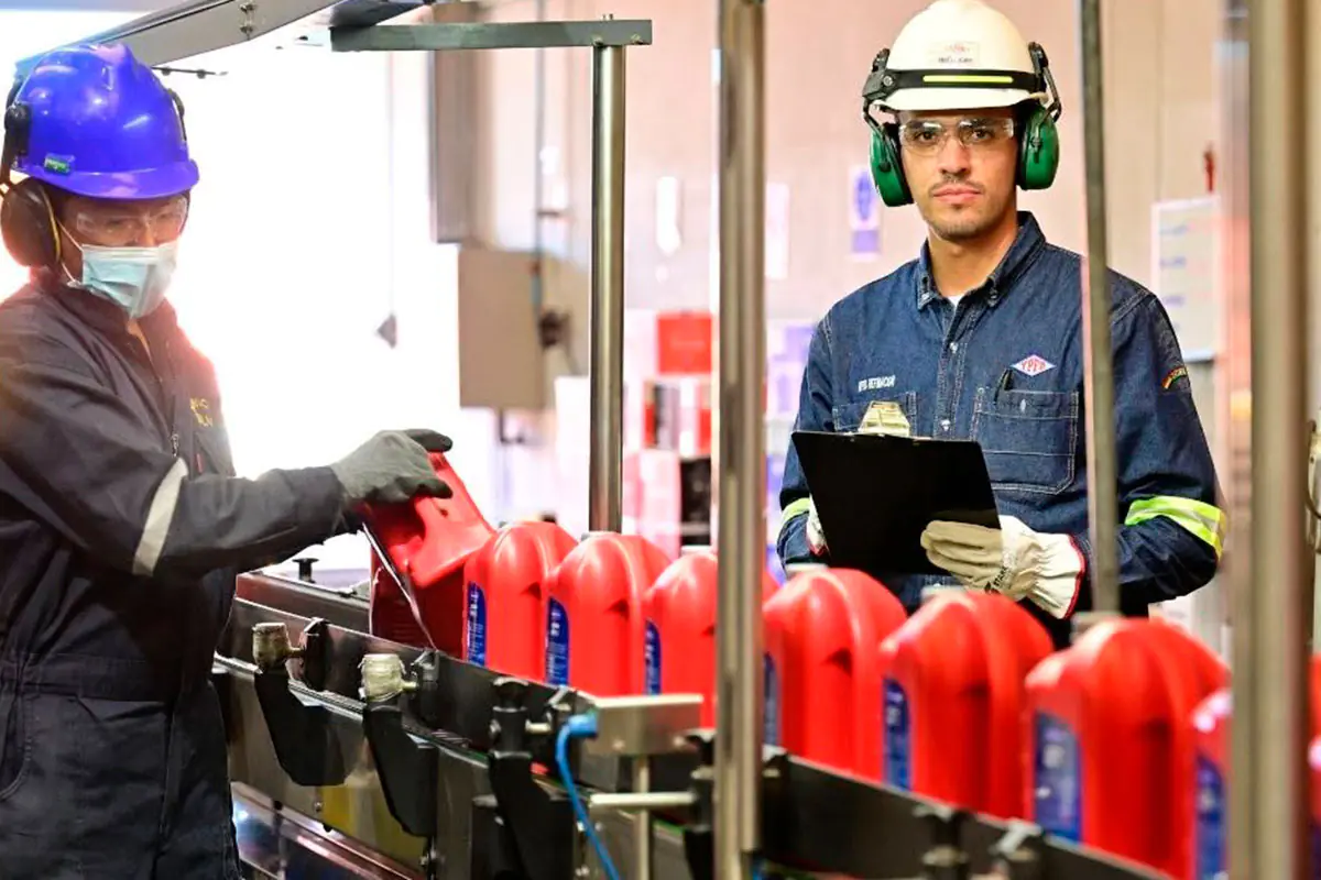 Labores de control en los laboratorios de la estatal petrolera. Foto: YPFN Refinación