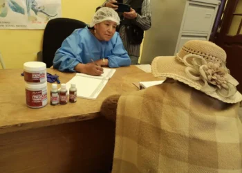 Una partera atiende a una mujer embarazada. FOTO: GAMEA