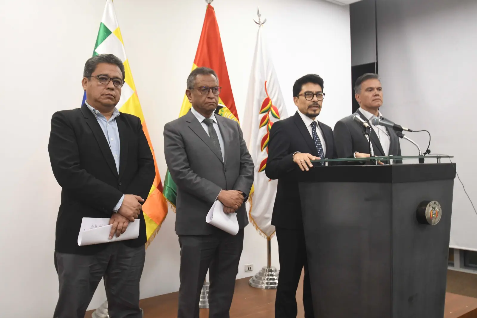 Los ministros de la Presidencia, de Gobierno, de Defensa y el vocero presidencial brindan una conferencia de prensa (Foto: APG)