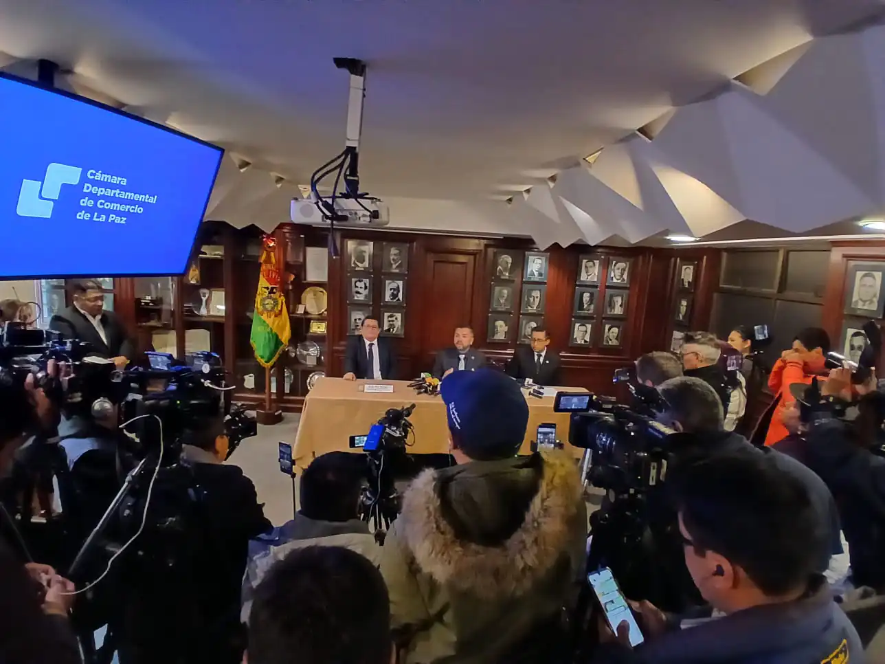 La conferencia de prensa de la cámara paceña. Foto: CNC