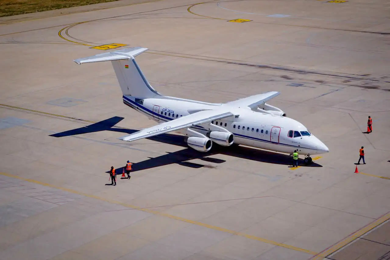 La aeronave de Go Airline en el aeropuerto de Cochabamba. Foto: Ministerio de Obras Públicas