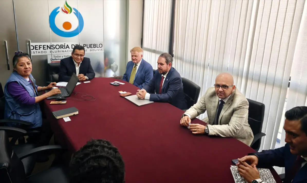 La reunión del defensor del Pueblo, Pedro Callisaya, con miembros de la OEA. Foto: Defensoría del Pueblo.