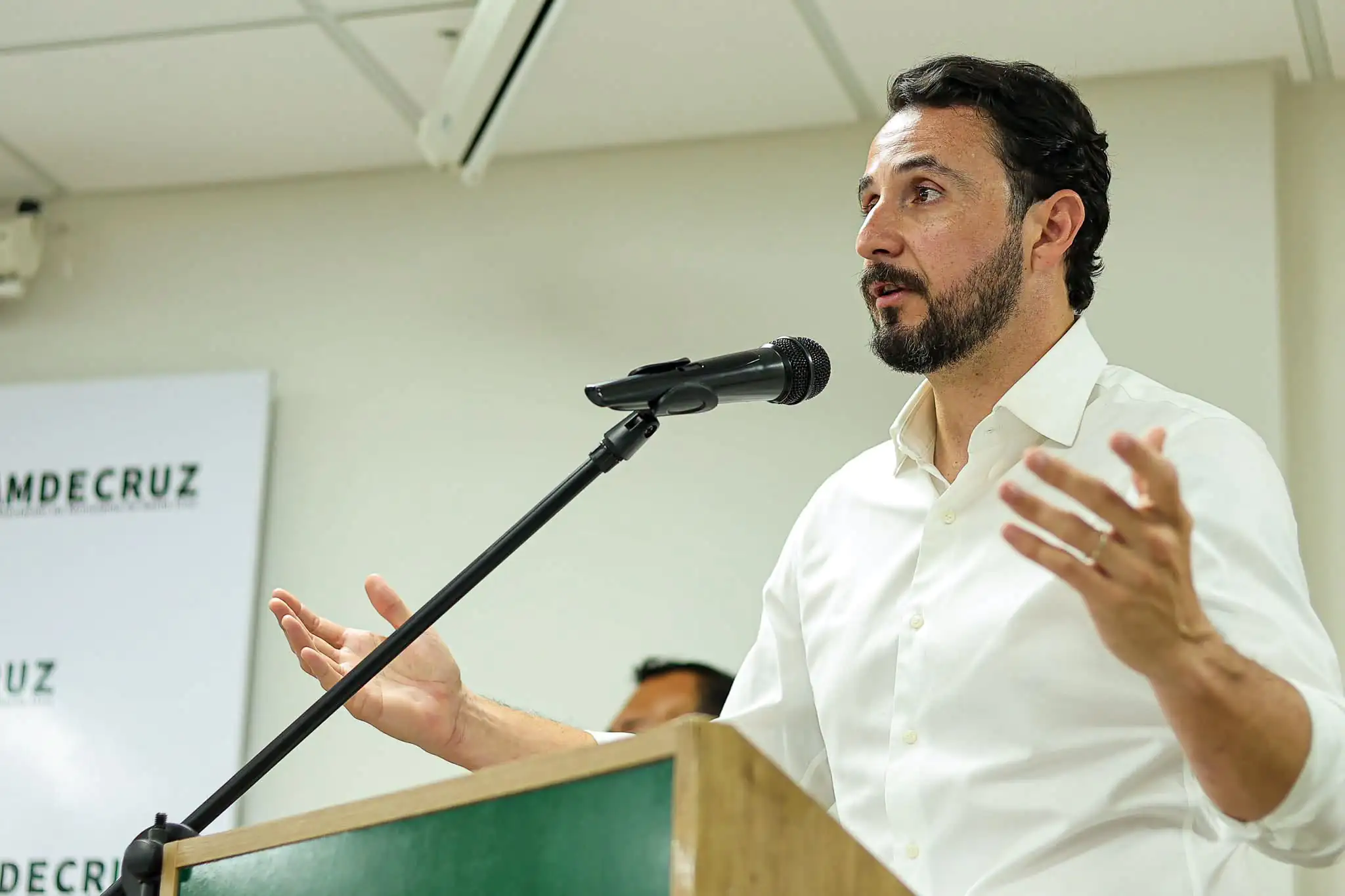 El gobernador de Santa Cruz, Juan Pablo Velasco participa de una actividad institucional. (Foto: Gobernación de Santa Cruz)