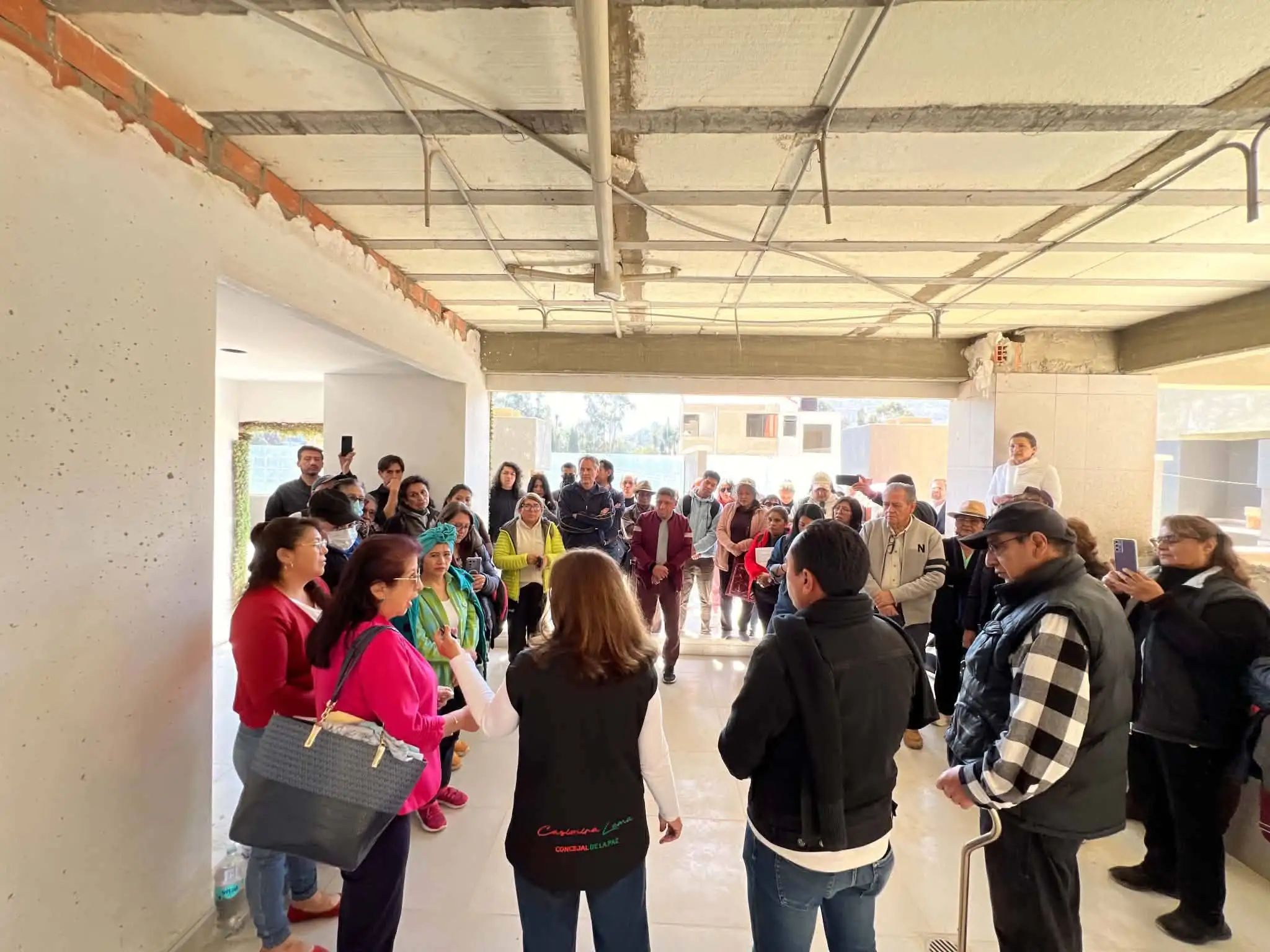 Los afectados de Las Loritas se reunieron con la concejala Casimira Lema. FOTO: Casimira Lema
