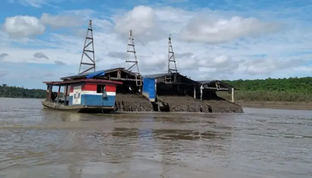 Los indígenas rechazan el trabajo de las dragas que contaminan el río/RRSS