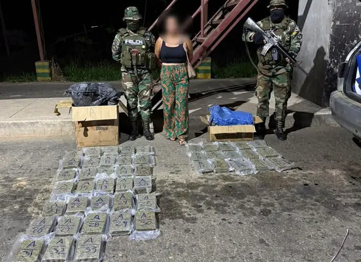 La droga y la mujer que fue aprehendida/FELCN