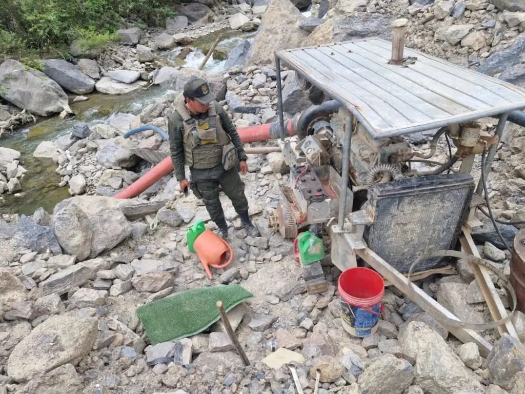 Durante la intervención en la zona hallaron campamentos vacíos con maquinaría y artefactos relacionados con este tipo de actividad. Foto: AJAM